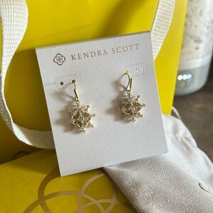 Kendra Scott Snowflake Drop Earrings on Gold NWT box and bag included